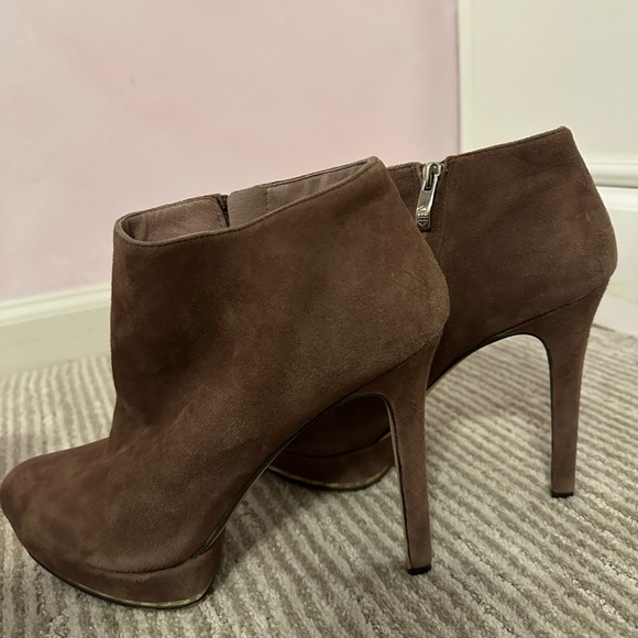 Beautiful booties - Picture 2 of 6